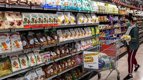 Người dân mua sắm tại siêu thị ở Milan, Italy. (Ảnh: AFP/TTXVN)