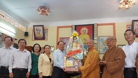 Phó Bí thư Thường trực Thành ủy TPHCM Tất Thành Cang và các thành viên trong đoàn chúc mừng chư tôn đức Ban Trị sự Giáo hội Phật giáo Việt Nam TPHCM. Ảnh: HOÀI NAM