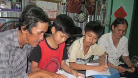 Một gia đình có hoàn cảnh khó khăn ở TPHCM có hai cháu được hỗ trợ học tập