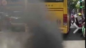 Hình ảnh xe buýt "5 sao" xả khói đen mù mịt mà báo SGGPO phản ánh