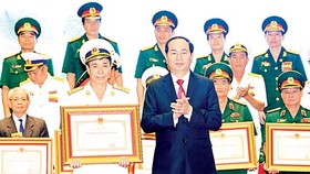 Chủ tịch nước Trần Đại Quang trao giải thưởng cho các tác giả,  đồng tác giả có công trình xuất sắc trong lĩnh vực quốc phòng