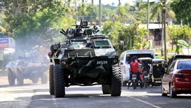 Xe bọc thép quân đội trên đường cao tốc đến TP Marawi, Mindanao, Philippines, ngày 24-5-2017. Ảnh: REUTERS