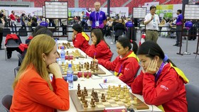 Đội tuyển cờ vua nữ Việt Nam (phải). Ảnh: H.TH
