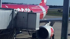Ảnh do hành khách Dave Perry chụp đăng trên ABC cho thấy một cánh turbine bên trái chiếc Airbus 330 số hiệu D7237 của AirAsia đã bị rời ra