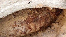 Quả bom được người dân phát hiện tại nền nhà ông Đổ Đình Tân (thôn Phú Hâu, xã Cát Khánh, huyện Phù Cát) 
