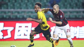 Tiền đạo Pierre-Emerick Aubameyang (trái) sẽ tiếp tục khoác áo của Dortmund trong mùa giải sắp tới