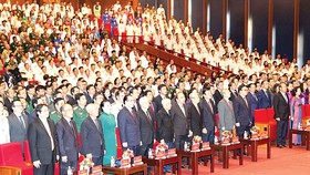 Các đồng chí lãnh đạo và nguyên lãnh đạo Đảng, Nhà nước cùng các đại biểu thực hiện nghi lễ chào cờ tại lễ kỷ niệm