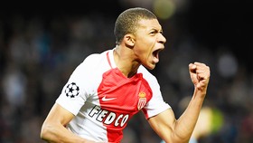Kylian Mbappe lại khiến Monaco như dậy sóng khi “lả lơi” trước những đề nghị ra đi.