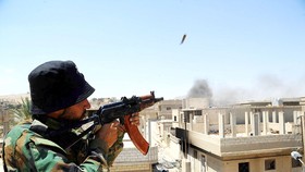 Binh sĩ Syria chiến đấu tại TP Al-Sukhnah, Syria 