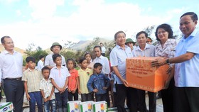 Hơn 110 ngàn ly sữa cứu trợ cho trẻ em vùng lũ Hà Tĩnh và Quảng Bình