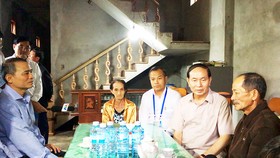 Chủ tịch nước Trần Đại Quang thăm hỏi, động viên đồng bào vùng lũ Hòa Vang (TP Đà Nẵng)