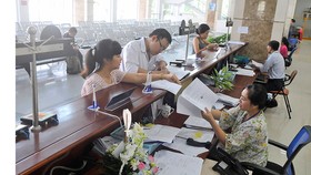 Giải quyết hồ sơ thuế cho doanh nghiệp tại Cục Thuế TPHCM      Ảnh: CAO THĂNG