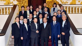 Thủ tướng Nguyễn Xuân Phúc tiếp Chủ tịch Phòng Thương mại và Công nghiệp Osaka do ông Hiroshi Ozaki dẫn đầu, đang có chuyến thăm Việt Nam. Ảnh: VGP