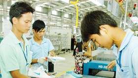 Sản xuất giày xuất khẩu tại một đơn vị       Ảnh: CAO THĂNG