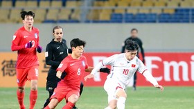 Công Phượng nỗ lực đi bóng trước các hậu vệ Hàn Quốc   Ảnh: ANH TRẦN 