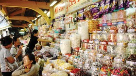 Đa dạng các mặt mứt tết bán tại các chợ truyền thống         Ánh: VIÊN VIÊN