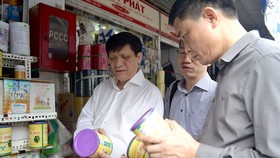Thứ trưởng Bộ Y tế Nguyễn Thanh Long kiểm tra ATTP tại chợ Kim Biên