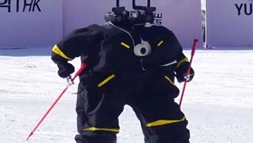 Thi robot trượt tuyết đầu tiên trên thế giới