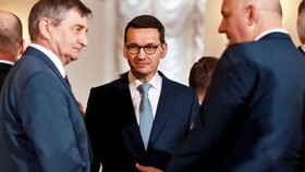 Thủ tướng Ba Lan Mateusz Morawiecki (giữa). (Nguồn: Getty)