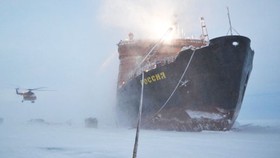 Tàu phá băng Nga tại Bắc Cực. Ảnh: RIA Novosti