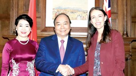 Thủ tướng New Zealand Jacinda Ardern đón tiếp Thủ tướng Nguyễn Xuân Phúc và phu nhân   Ảnh: TTXVN