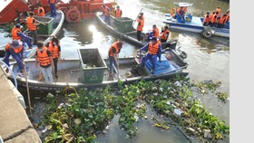 Vớt rác trên kênh Nhiêu Lộc - Thị Nghè hưởng ứng Chiến dịch Giờ Trái đất 2018                  Ảnh: CAO THĂNG