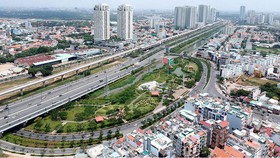 Khu dân cư quận 2 bên xa lộ Hà Nội, tuyến metro số 1 Bến Thành - Suối Tiên               Ảnh: CAO THĂNG