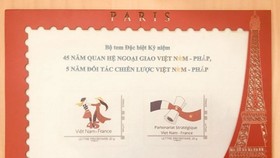 Bộ tem đặc biệt kỷ niệm quan hệ giữa Việt Nam và Pháp. (Ảnh: TTXVN)