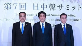 Thủ tướng Trung Quốc Lý Khắc Cường (trái), Tổng thống Hàn Quốc Moon Jae-in (phải) và Thủ tướng Nhật Bản Shinzo Abe (giữa) tại hội nghị thượng đỉnh Trung-Nhật-Hàn lần thứ 7. (Nguồn: THX/TTXVN