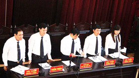 Hội đồng xét xử Tòa án nhân dân TP Hòa Bình mở lại phiên tòa xét xử vụ án tai biến chạy thận tại Bệnh viện Đa khoa tỉnh Hòa Bình làm 8 bệnh nhân tử vong