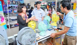 Người tiêu dùng chọn mua quạt điện Bifan sản xuất trong nước      Ảnh: CAO THĂNG