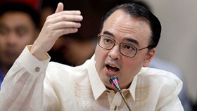 Ngoại trưởng Cayetano phát biểu tại Thượng viện Philippines tháng 5/2017. Ảnh: AP.