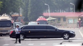 Chiếc xe được cho là chở nhà lãnh đạo Triều Tiên Kim Jong-un rời sân bay quốc tế Bắc Kinh, Trung Quốc ngày 19-6. (Nguồn: Ảnh: Yonhap/TTXVN)