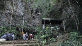 Lối vào cửa hang động được cho là nơi đội bóng thiếu niên bị mất tích. (Nguồn: Thai News Pix/AP)