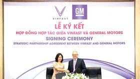 Bà Lê Thị Thu Thủy - Phó Chủ tịch Vingroup kiêm Chủ tịch VinFast và ông Barry Engle, Phó Chủ tịch điều hành kiêm Chủ tịch GM quốc tế ký thỏa thuận hợp tác chiến lược tại thị trường Việt Nam