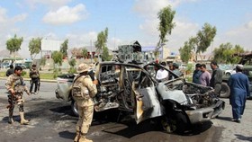 Lực lượng an ninh Afghanistan điều tra tại hiện trường một vụ đánh bom tại Kandahar. - Ảnh: agerpres.ro.