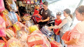 Mua cặp học sinh tại cửa hàng Phương Mỹ trên đường Nguyễn Trãi, quận 1, TPHCM   Ảnh: THÀNH TRÍ