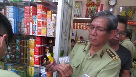 Lực lượng QLTT TPHCM kiểm tra hàng hóa tại một cửa hàng trên địa bàn quản lý