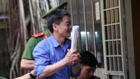 Lãnh 11 năm tù bị cáo Phong vẫn tươi cười. Ảnh: DÂN TRÍ