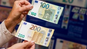 ECB phát hành tờ 100 và 200 euro mới