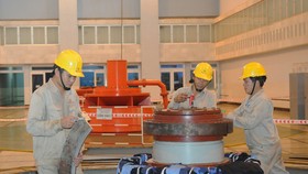   Thi công lắp đặt thiết bị nhà máy thủy điện                       Ảnh: CAO THĂNG
