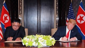 Lãnh đạo Triều Tiên (trái) và Tổng thống Mỹ tại hội nghị thượng đỉnh ở Singapore. Ảnh: Reuters.