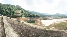 Hồ Hòa Mỹ (Thừa Thiên - Huế) với dung tích chứa 9,6 triệu m³ khô cạn      Ảnh: VĂN THẮNG