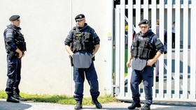 Cảnh sát Áo tuần tra ở thủ đô Vienna       Ảnh: EPA