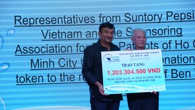 Ông Uday Shankar Sinha – Tổng Giám Đốc Suntory PepsiCo Việt Nam trao bảng tượng trưng tiền quyên góp được từ giải đấu cho ông Trần Thành Long – Chủ tịch Hội bảo trợ bệnh nhân nghèo TPHCM