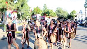 Biểu diễn cồng chiêng ở Festival Văn hóa cồng chiêng Tây Nguyên tại Gia Lai