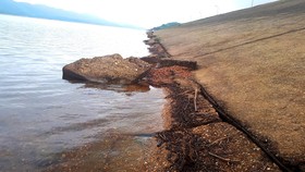 Hiện trường sạt lở phần dưới mái thân đập chính hồ Kẻ Gỗ