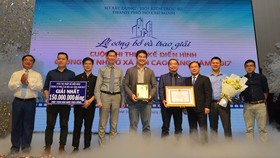 Phó Chủ tịch UBNDTPHCM Trần Vĩnh Tuyến cùng BTC trao giải nhất cuộc thi thiết kế điển hình chung cư nhà ở xã hội cao tầng cho Công ty Lập Phương. Ảnh:  VIỆT DŨNG
