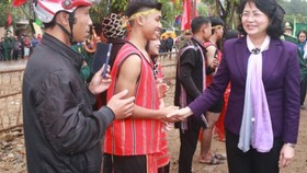 Phó Chủ tịch nước bắt tay hỏi thăm người dân xã A Ngo, huyện Đakrông.. Nguồn VOV