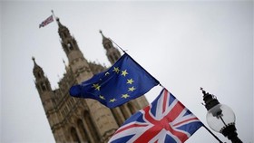  Cờ Anh (phía dưới) và cờ EU (phía trên) bên ngoài tòa nhà Quốc hội Anh ở thủ đô London. (Nguồn: THX/ TTXVN)g trường hợp 2 bên không đạt được thỏa thuận.